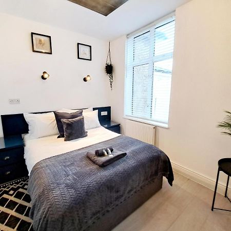Spacious 3 Bed Apartment, En-Suites, Near Train Station! Watford  Exteriör bild