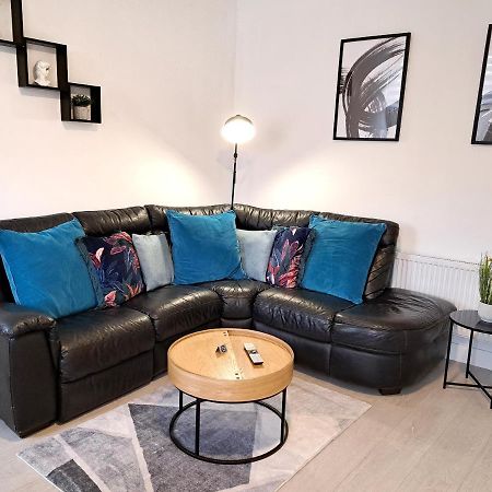 Spacious 3 Bed Apartment, En-Suites, Near Train Station! Watford  Exteriör bild