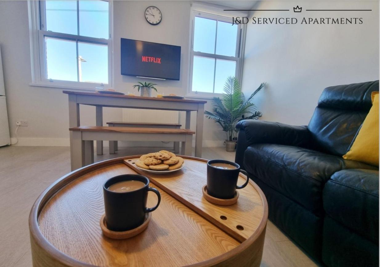 Spacious 3 Bed Apartment, En-Suites, Near Train Station! Watford  Exteriör bild