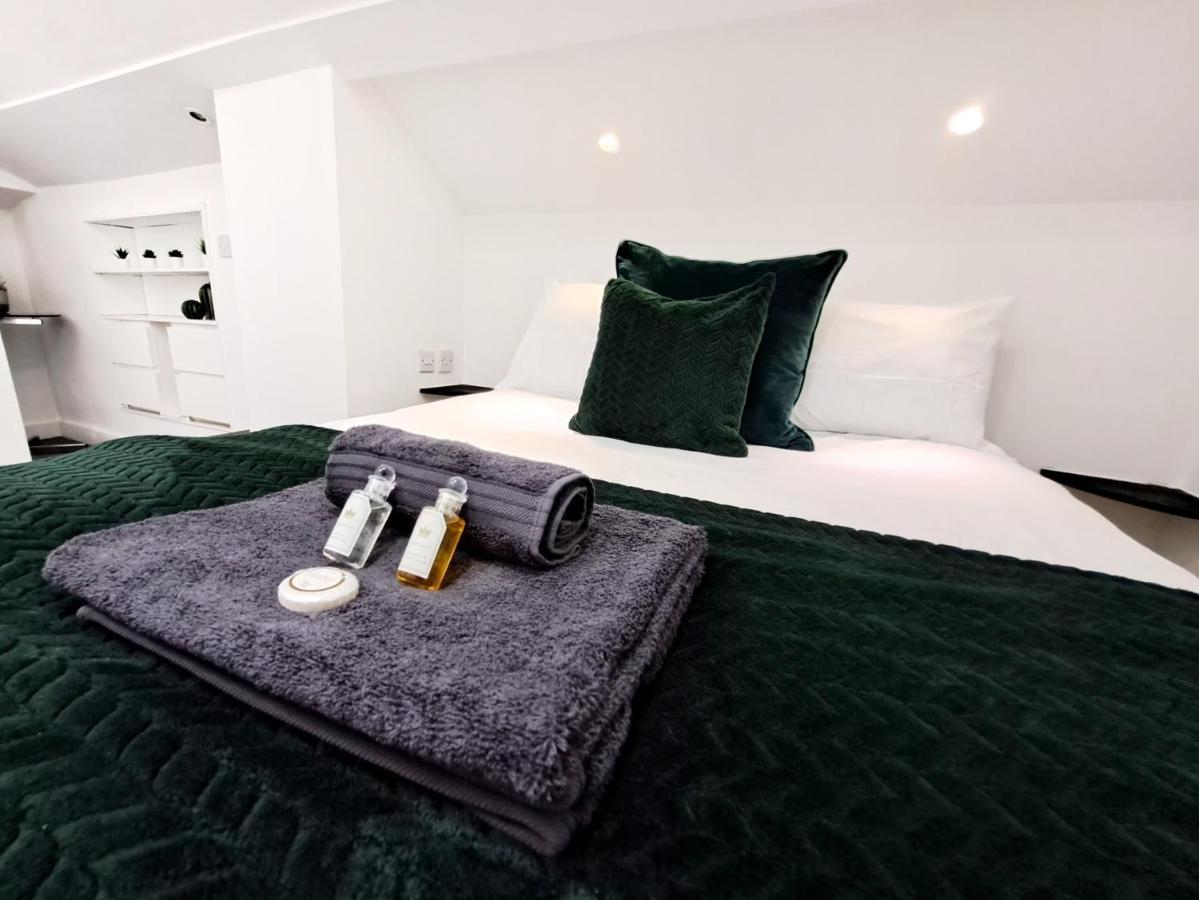Spacious 3 Bed Apartment, En-Suites, Near Train Station! Watford  Exteriör bild