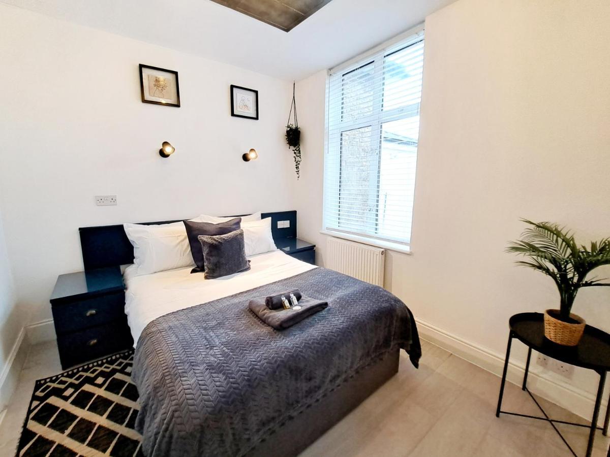 Spacious 3 Bed Apartment, En-Suites, Near Train Station! Watford  Exteriör bild