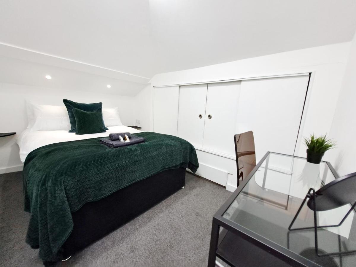 Spacious 3 Bed Apartment, En-Suites, Near Train Station! Watford  Exteriör bild