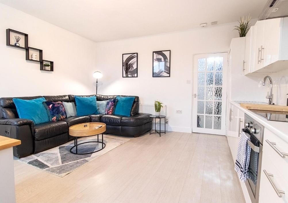 Spacious 3 Bed Apartment, En-Suites, Near Train Station! Watford  Exteriör bild