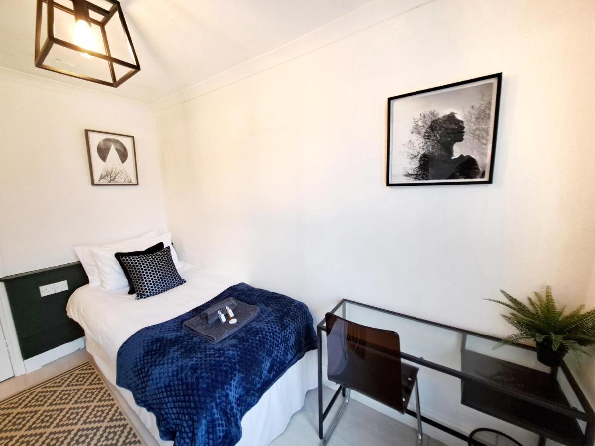 Spacious 3 Bed Apartment, En-Suites, Near Train Station! Watford  Exteriör bild