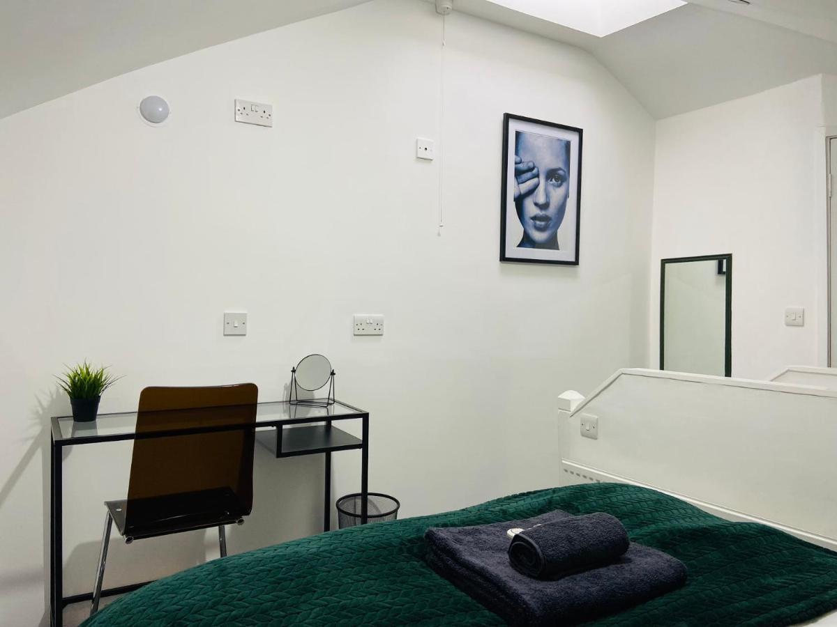 Spacious 3 Bed Apartment, En-Suites, Near Train Station! Watford  Exteriör bild